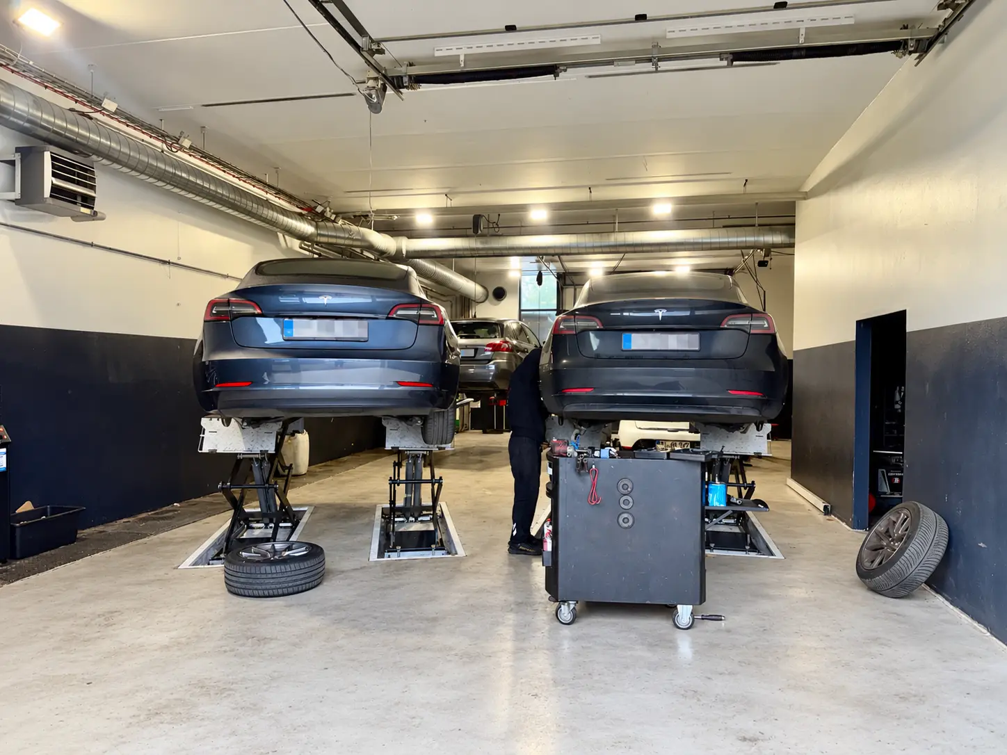 Tesla værksted hos Risbjerg Auto i Valby